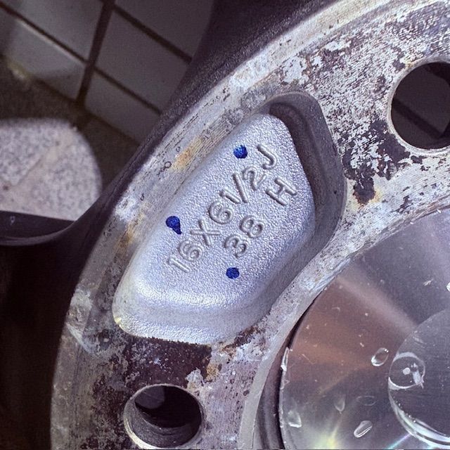 最終値下げ 200系ハイエースにアドバンレーシングRG-D2 16インチアルミ 
