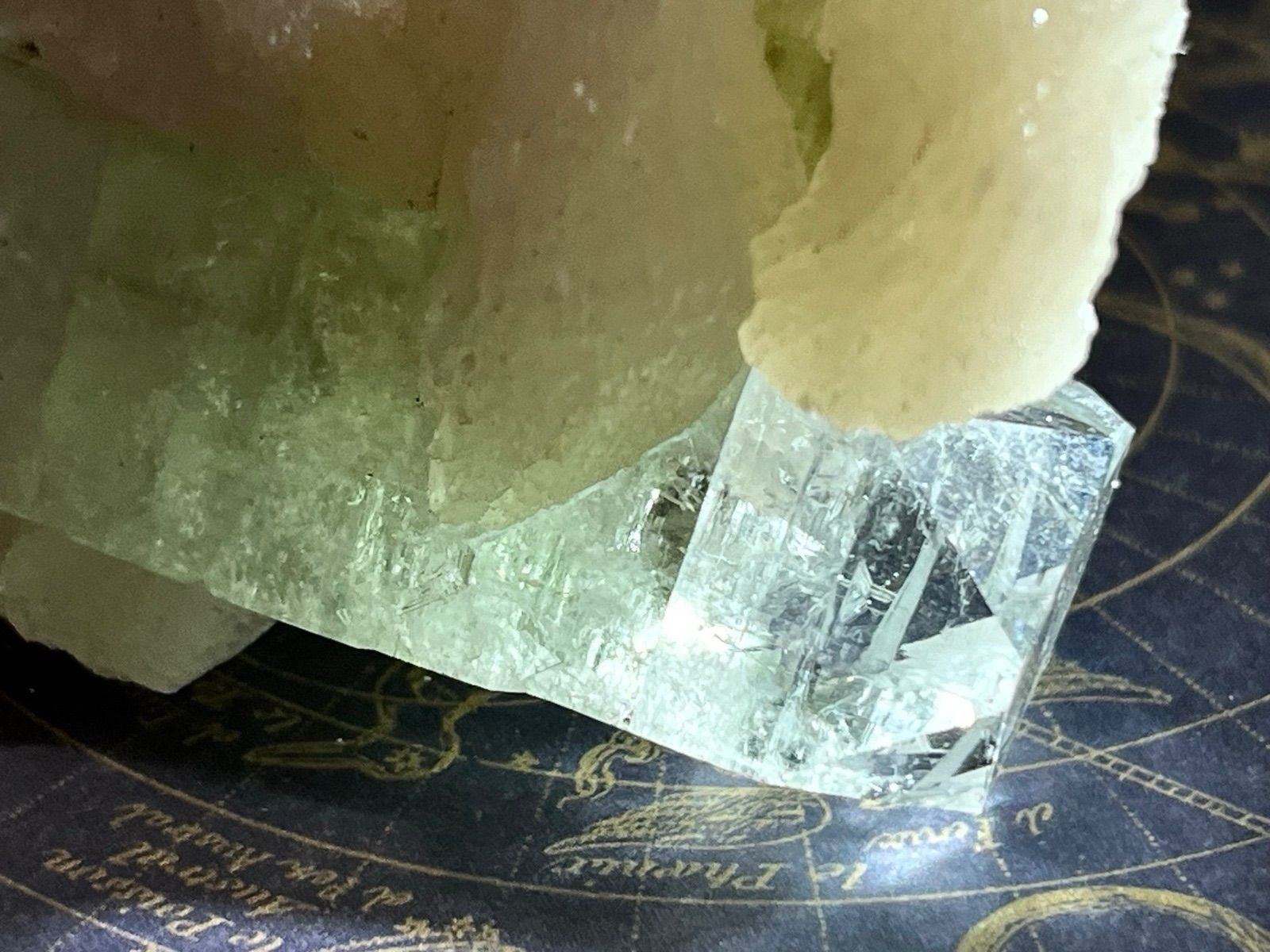 天使の水晶✨ レインボー グリーンアポフィライト 原石 クラスター 魚