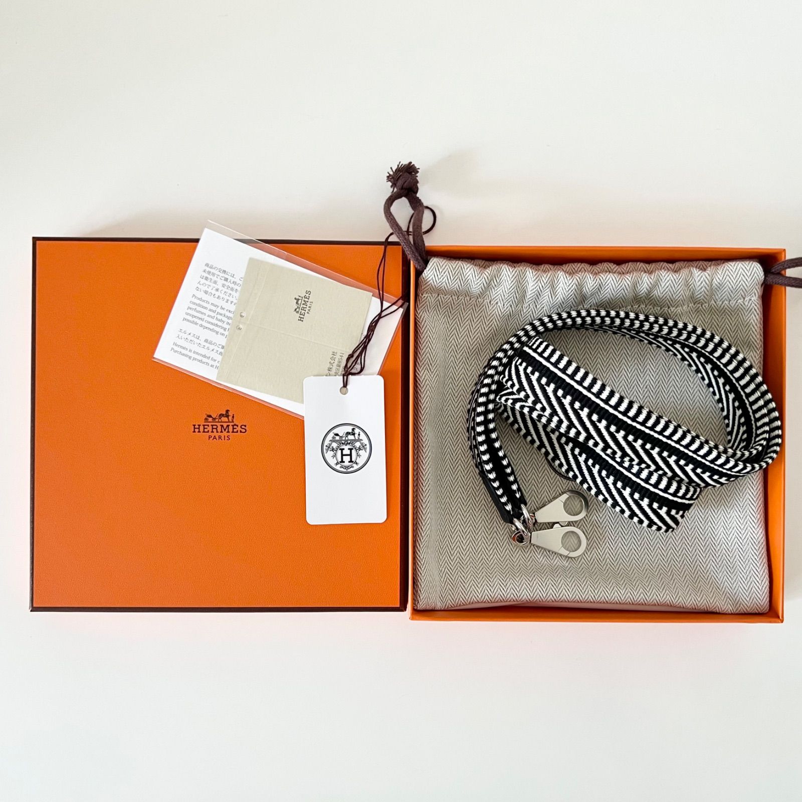 新品未使用 HERMES エルメス バンドリエール 25 白黒 シルバー金具 105cm - メルカリ