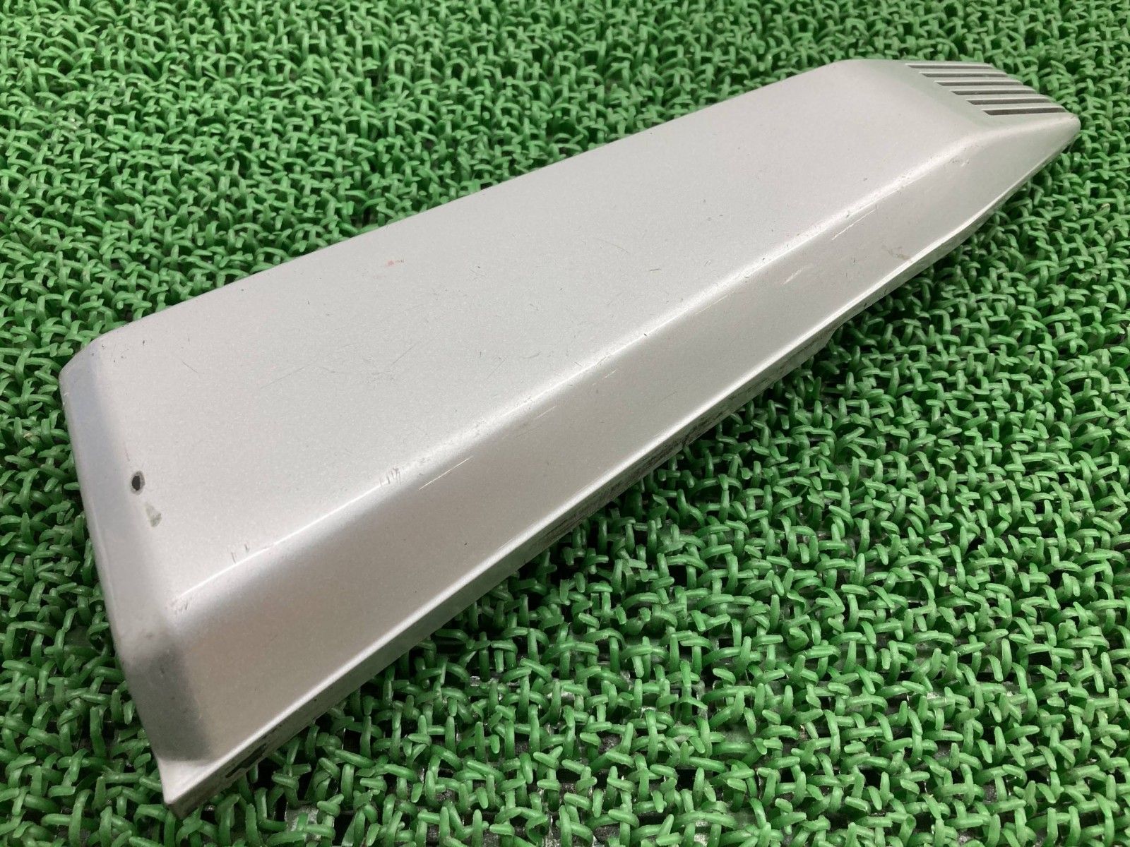 GSX250Sカタナ サイドカバー 右 銀 94431-49300 スズキ 純正 バイク 部品 GJ76A サイドカウル 割れ欠け無し 品薄 品 Qq