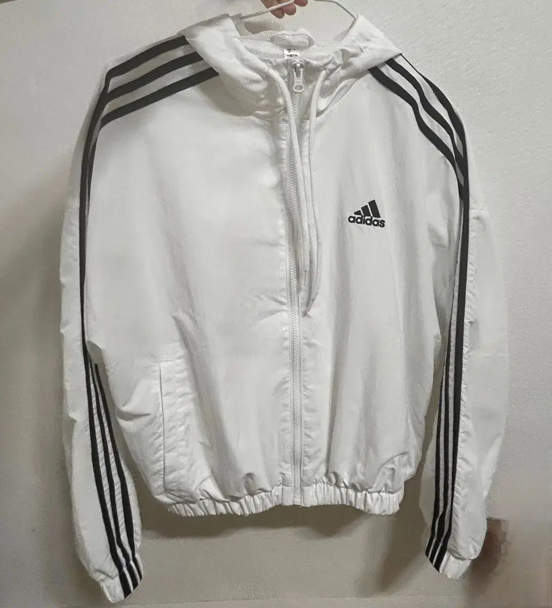 adidas アディダス 白 クロップド ウィンドブレーカー 1 寿司 着用