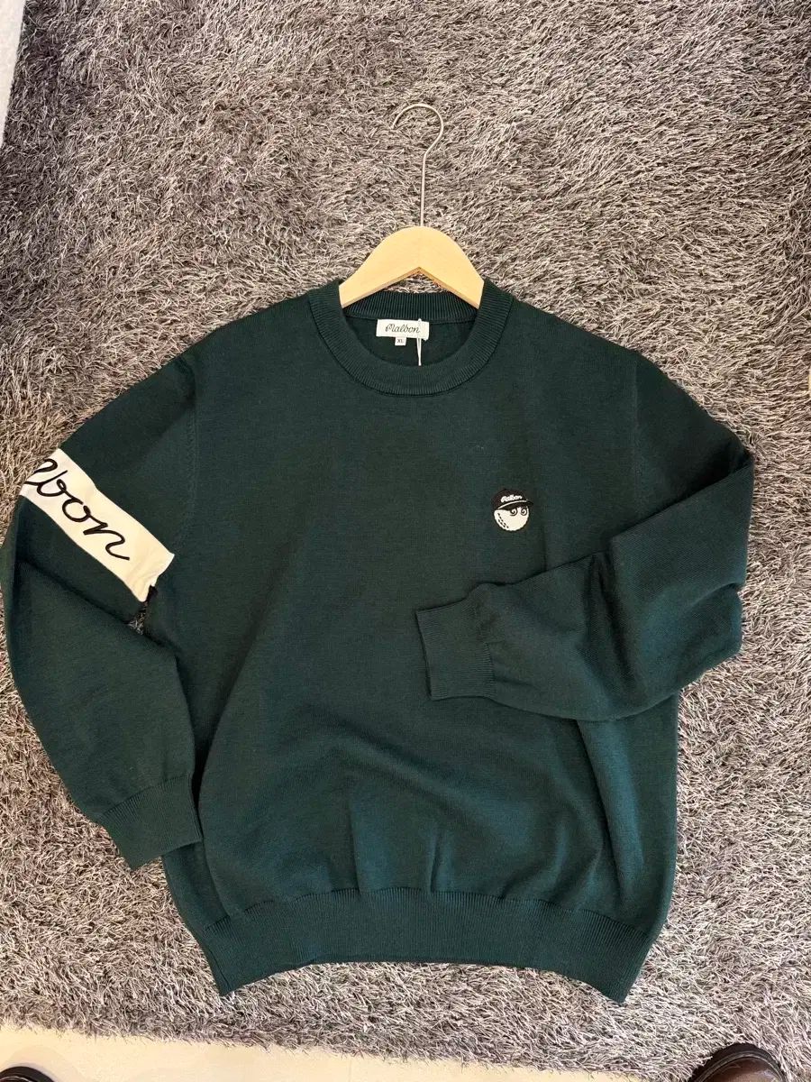 グリーンニットセーター