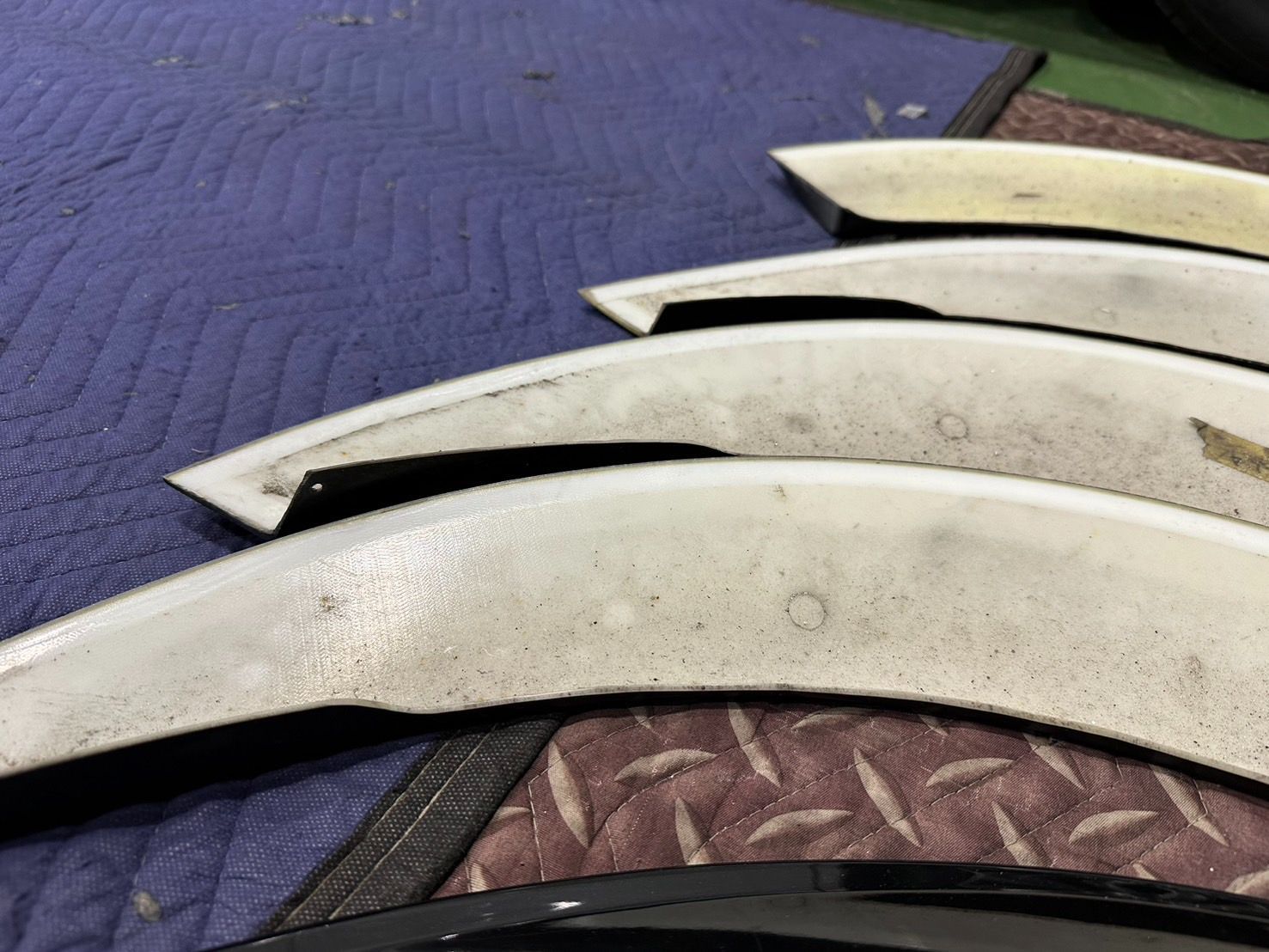 200系ハイエース】ESSEX 25㎜オーバーフェンダー［ブラックマイカ209