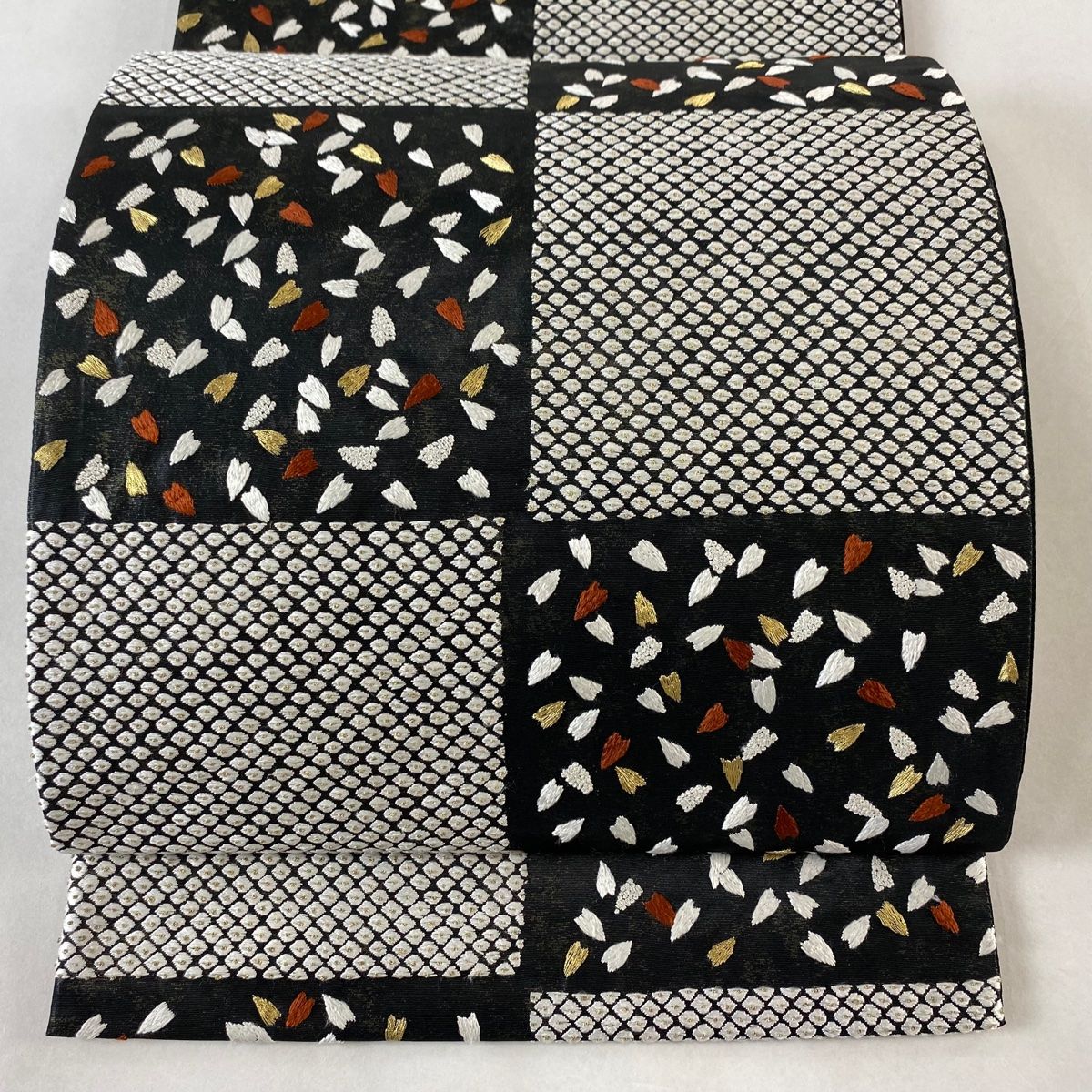 袋帯 落款 花びら 市松 刺繍 金糸 黒 六通 正絹