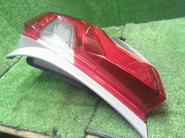 ヴィッツ DBA-NSP135 右テールランプ テールライト 運転席側 LED コイト 81550-52B90 自社品番250493 FFCRYSTALESIA_COM