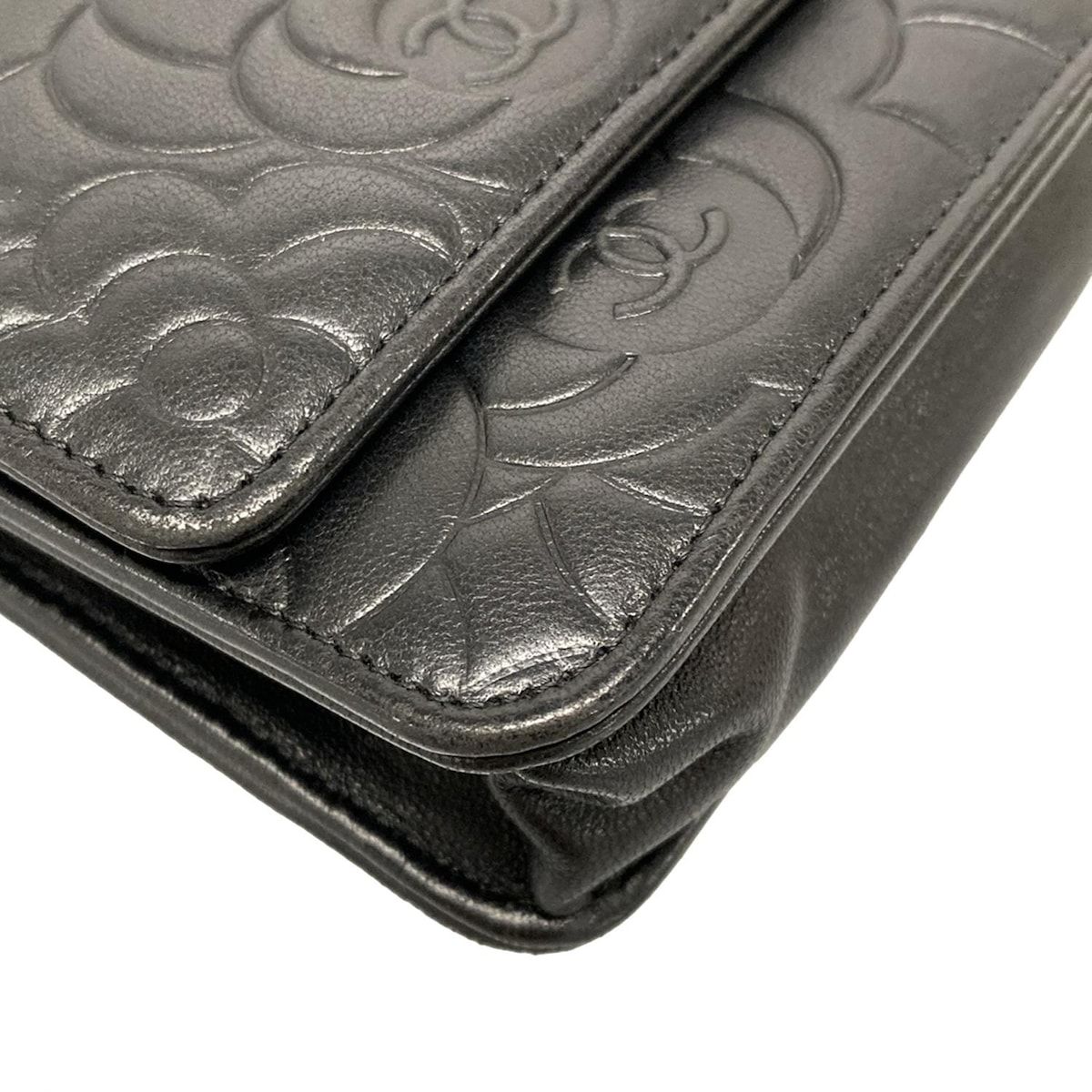 品質保証で、高速配送 ！ CHANEL シャネル 財布 カメリア A47421 黒 チェーンウォレット シルバー金具 型押し加工 ラムスキン 品質保証！