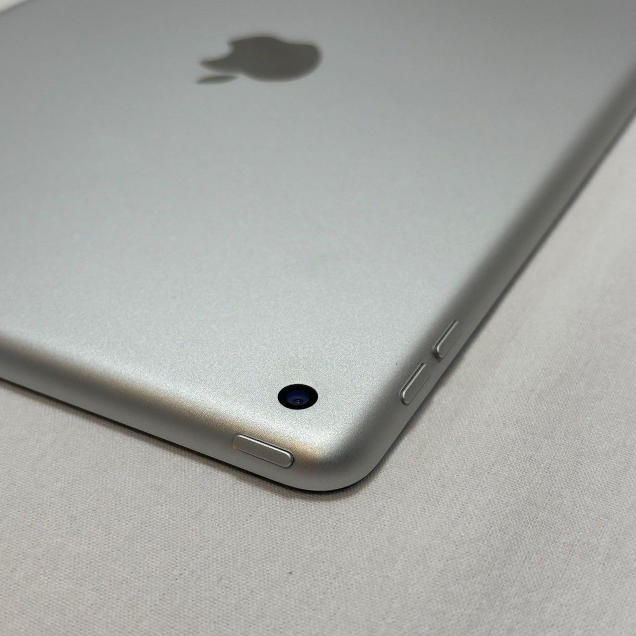 iPad|第8世代|Wi-Fiモデル|32GB|シルバー|MYLA2J|A|フィルム|ケース|ケーブル付き|No.893