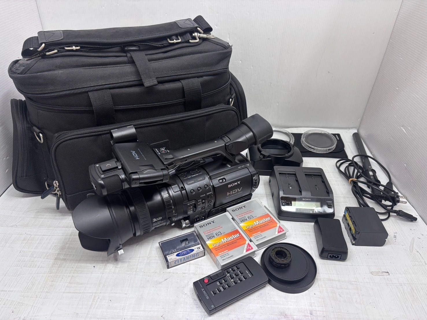 h8830ソニー HVR-Z1J ビデオカメラ コンデンサーマイク バッテリー AC-VQ1050