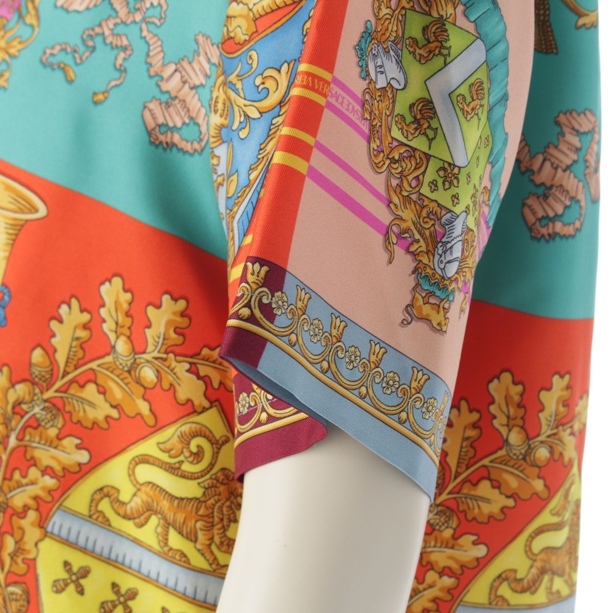 VERSACE - ヴェルサーチェ 22SS シルク バロック ゴッデス ロイヤル レベリオン 総柄 半袖シャツ トップス マルチカラー 12A 152cm【中古】 ヴェルサーチェ 22SS シルク バロック ゴッデス ロイヤル