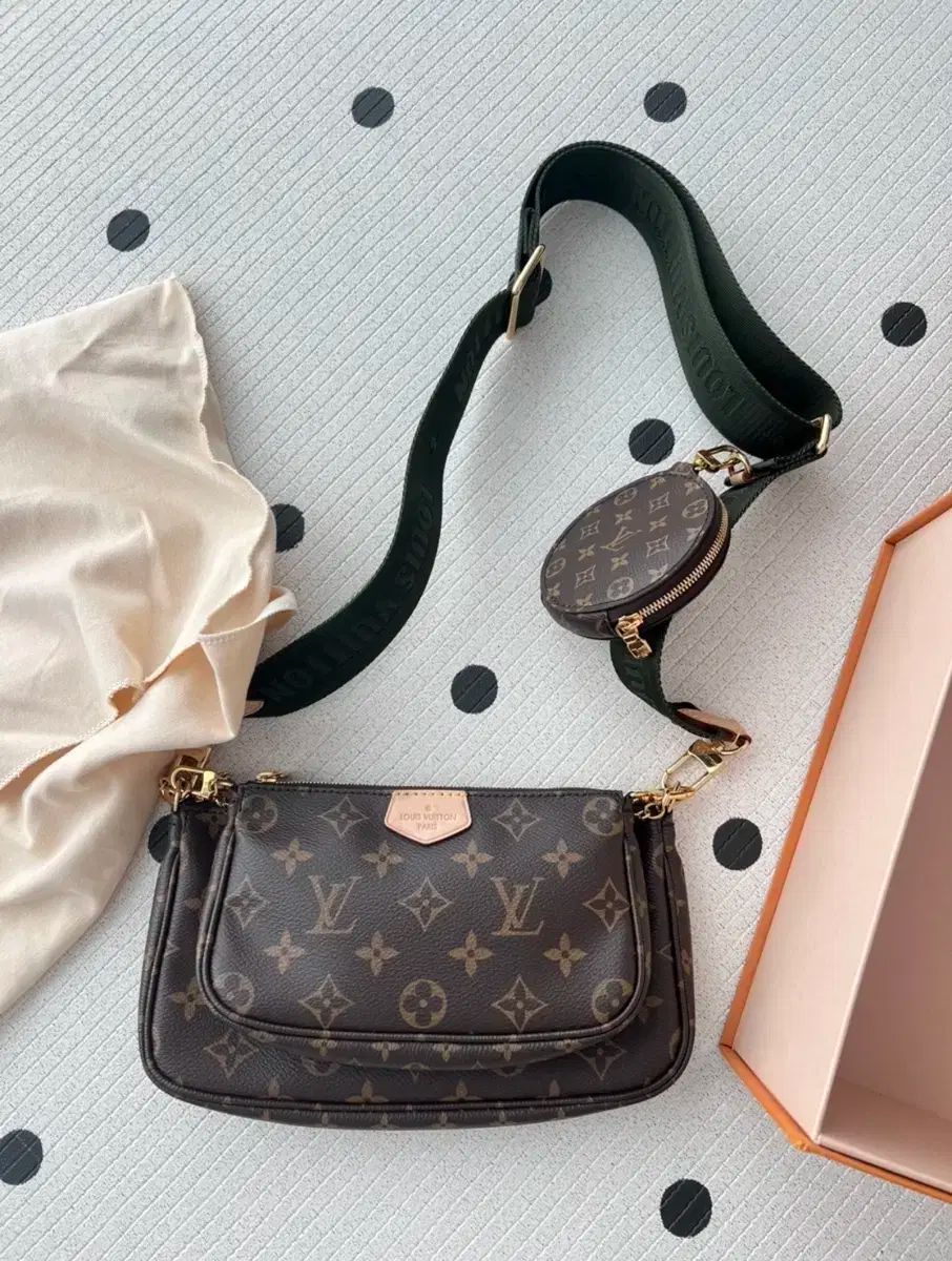 Louis Vuitton ルイヴィトン マルチ ポシェット アクセソワール