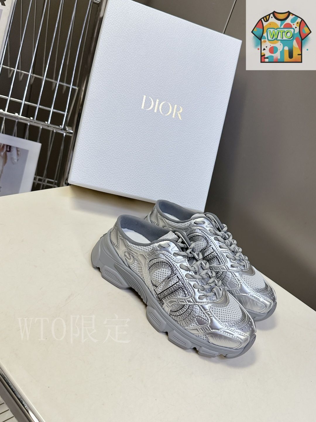 美品　Dior Chrono スニーカー シルバー メッシュ23cm 現行16万 DIOR】「ディオール クロノ」 スニーカーが新たに登場