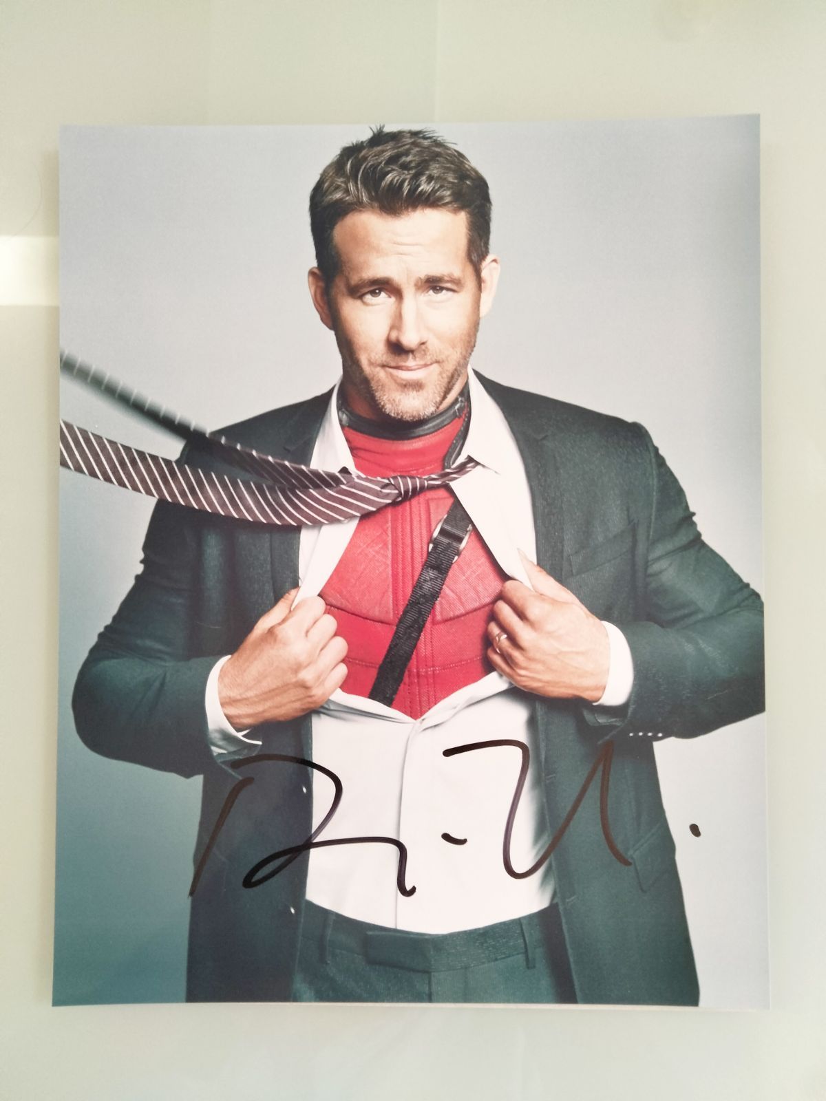 セール…ライアン・レイノルズ直筆サイン入り超大型写真…Ryan