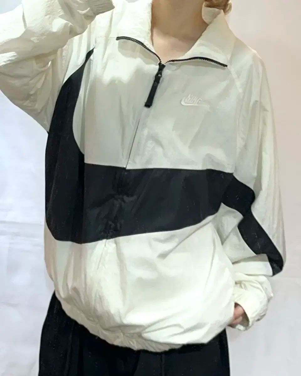 Nike(ナイキ） ビッグロゴ 白 ウインドブレーカー
