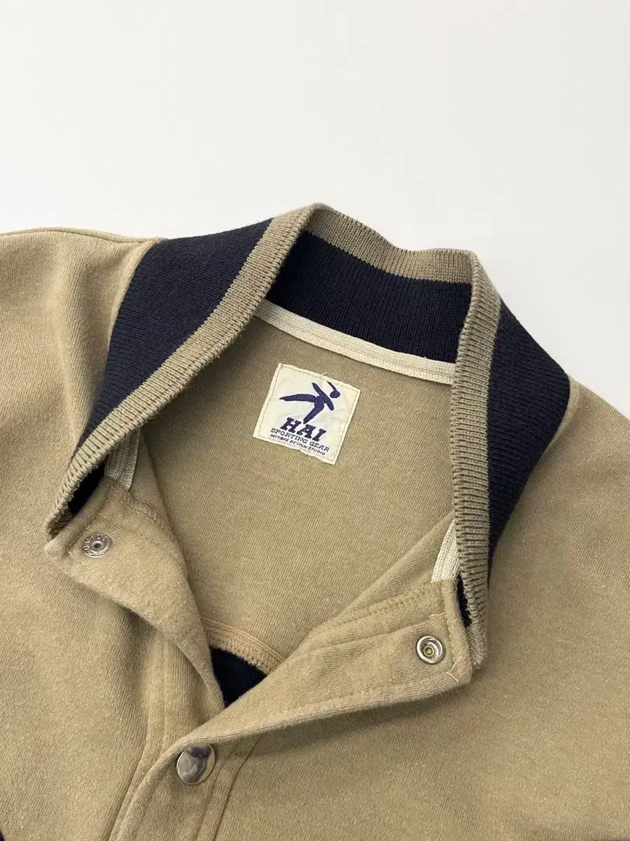 HAI Sporting GEAR ノーカラー ジャケット イッセイミヤケ HAI SPORTING GEAR レザースウェードボンバーロゴジャケット