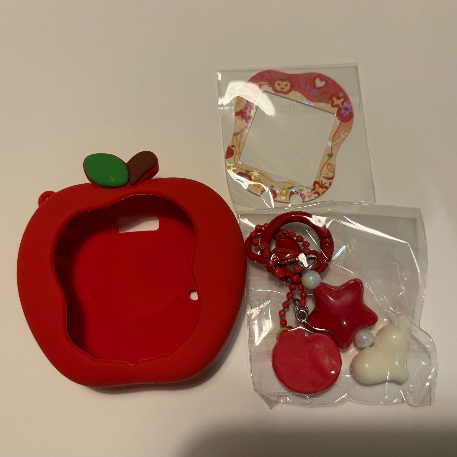 たまごっちユニ 専用カバー りんご 赤 グリーン ストラップ付き - メルカリ