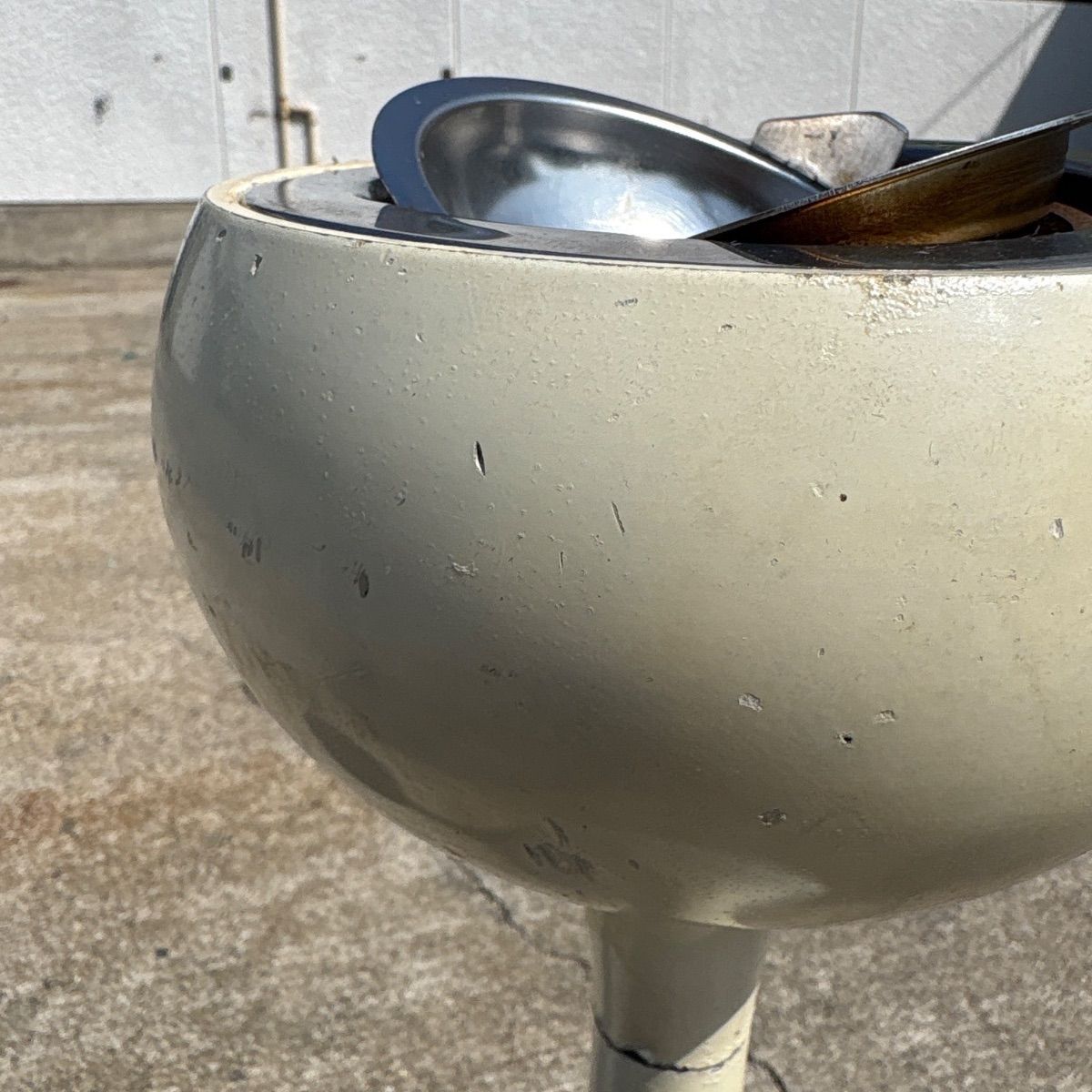 スタンド灰皿 屋外灰皿 丸型 タバコ たばこ 煙草 置き型灰皿 昭和レトロ 年代物 白 オフホワイト 店舗備品 生活雑貨 小物 インテリア ビンテージ ヴィンテージ ジャパニーズモダン ミッドセンチュリー WWW_KANDAIZUMI_COM