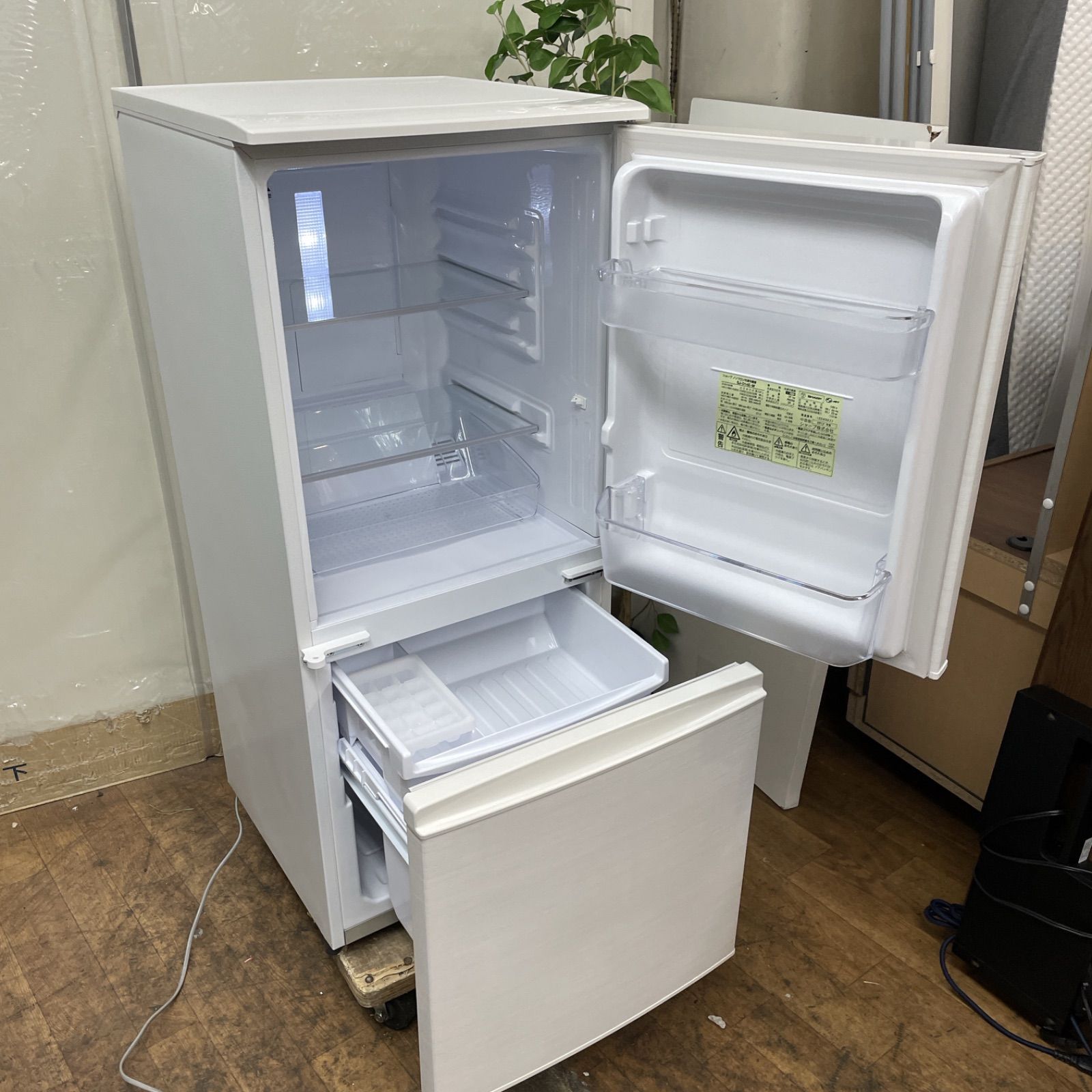 送料設置無料　SHARP冷蔵庫　人気モデル　137L R085 ☀️ 名古屋市近郊配送設置無料！ SHARP 冷蔵庫 (137L