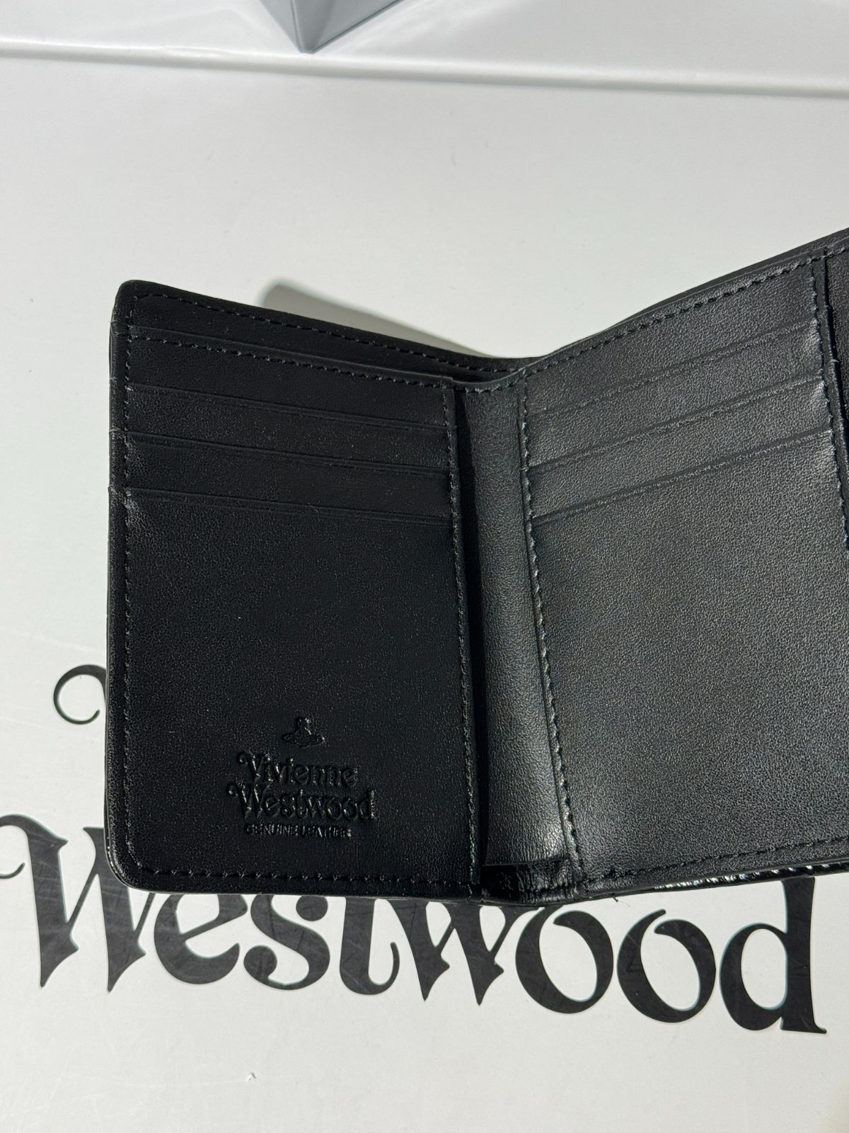 【極美品】Vivienne 三つ折り財布 EXECUTIVE ORB レザー 極美品】Vivienne 三つ折り財布 EXECUTIVE ORB レザー ヴィヴィアン