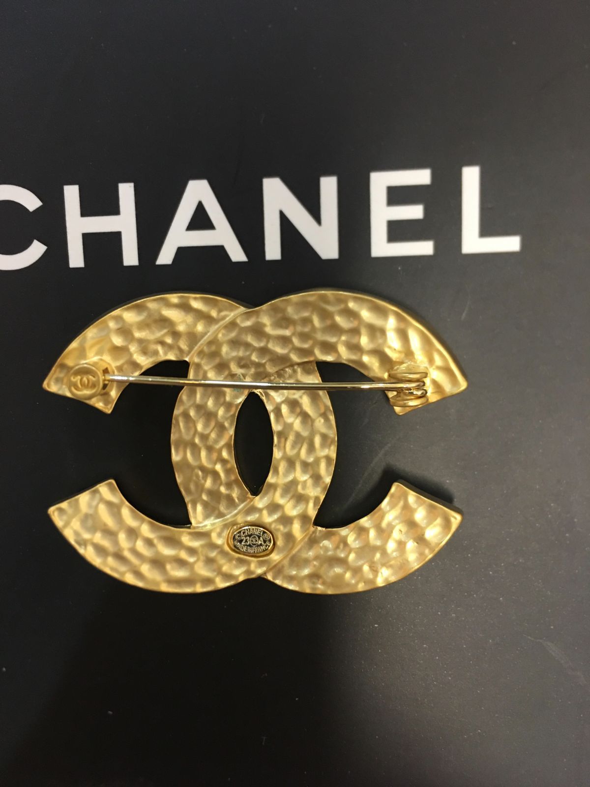 CHANEL ブローチ美品 - メルカリ