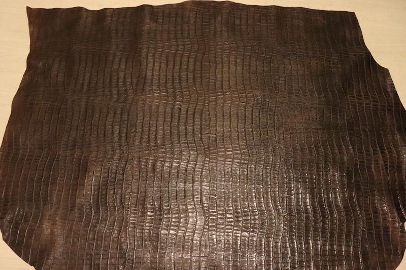 ダークブラウン 140ds ヌメ革 ショルダーレザー 牛革 イタリア レザー クロコ型押し はぎれ 一枚革 レザークラフト 革 皮 本革 diy 生地 材料