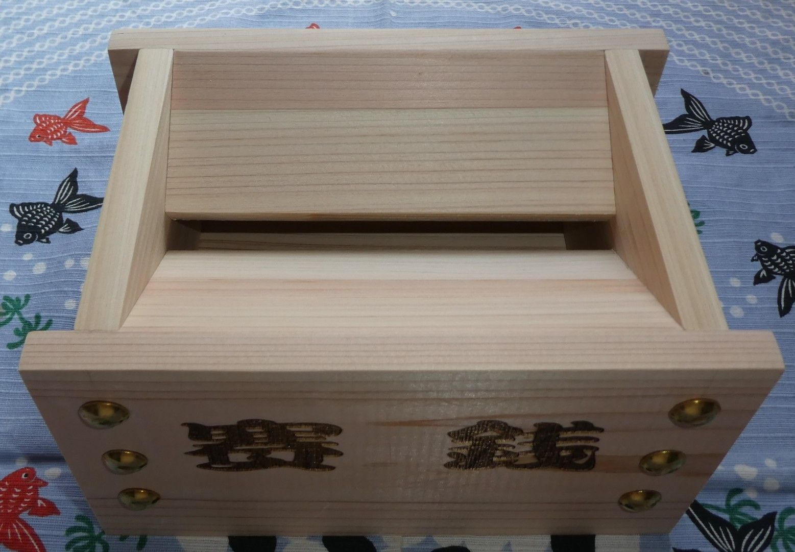 特別品 　開運 　お賽銭箱（桧）中の見えない格子型　菊鋲　３３ 特別品 開運 お賽銭箱（桧）中の見えない格子型 菊鋲 33