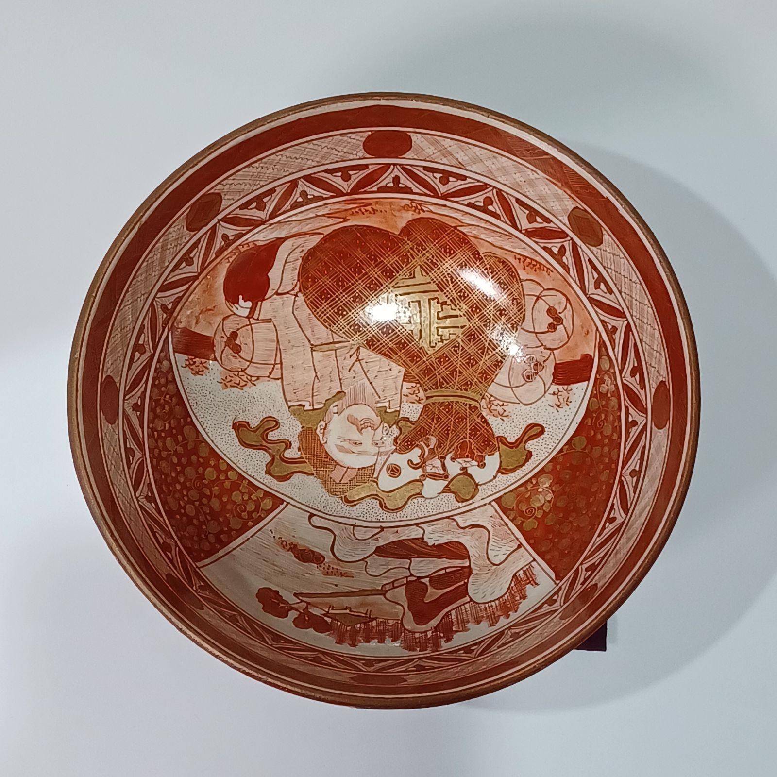 九谷焼の深鉢です。 赤絵の大黒天の意匠陶器屋亀鴻のお皿はこちら
