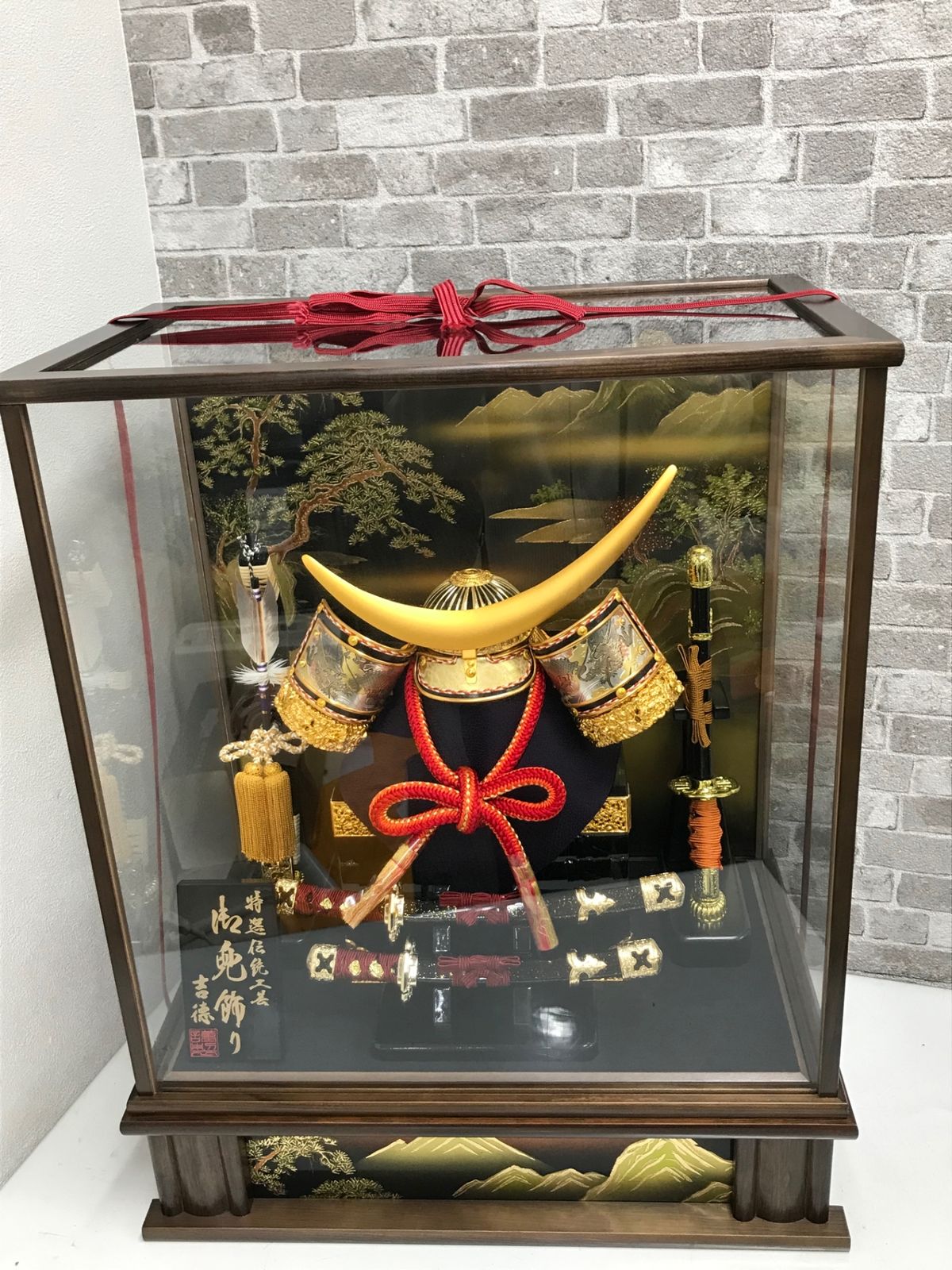 五月人形 吉徳 伊達政宗 兜 ケース 飾り 三日月 11号 A 伊達 赤ぼかし 五月人形 吉徳 伊達政宗 兜 ケース 飾り 三日月 11号 A 伊達 赤ぼかし