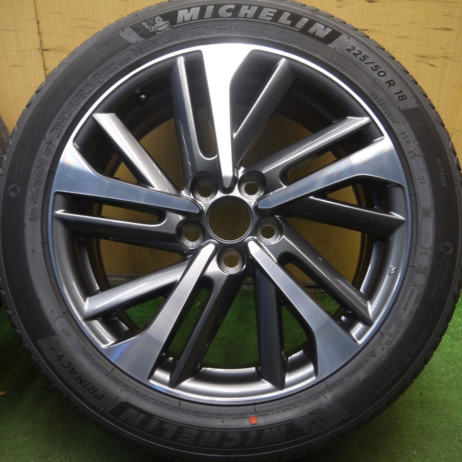 送料無料* 新車外し！23年☆トヨタ カローラ クロス 純正 225/50R18 