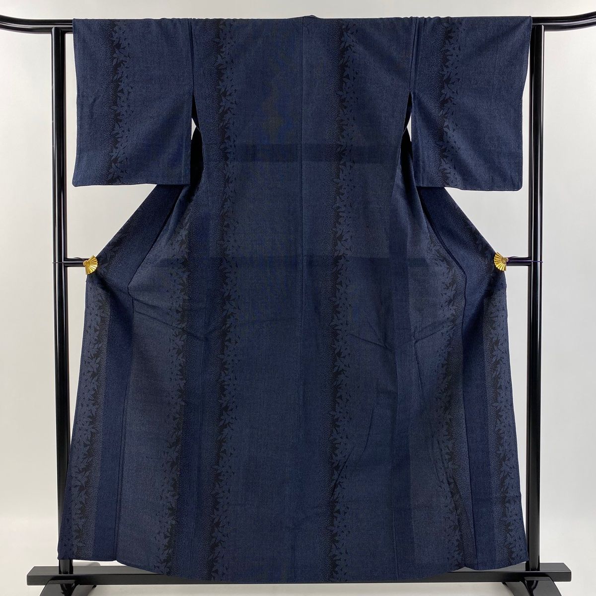 紬 身丈159.5cm 裄丈62.5cm S 単衣 葉柄 シルエット 紺色 正絹