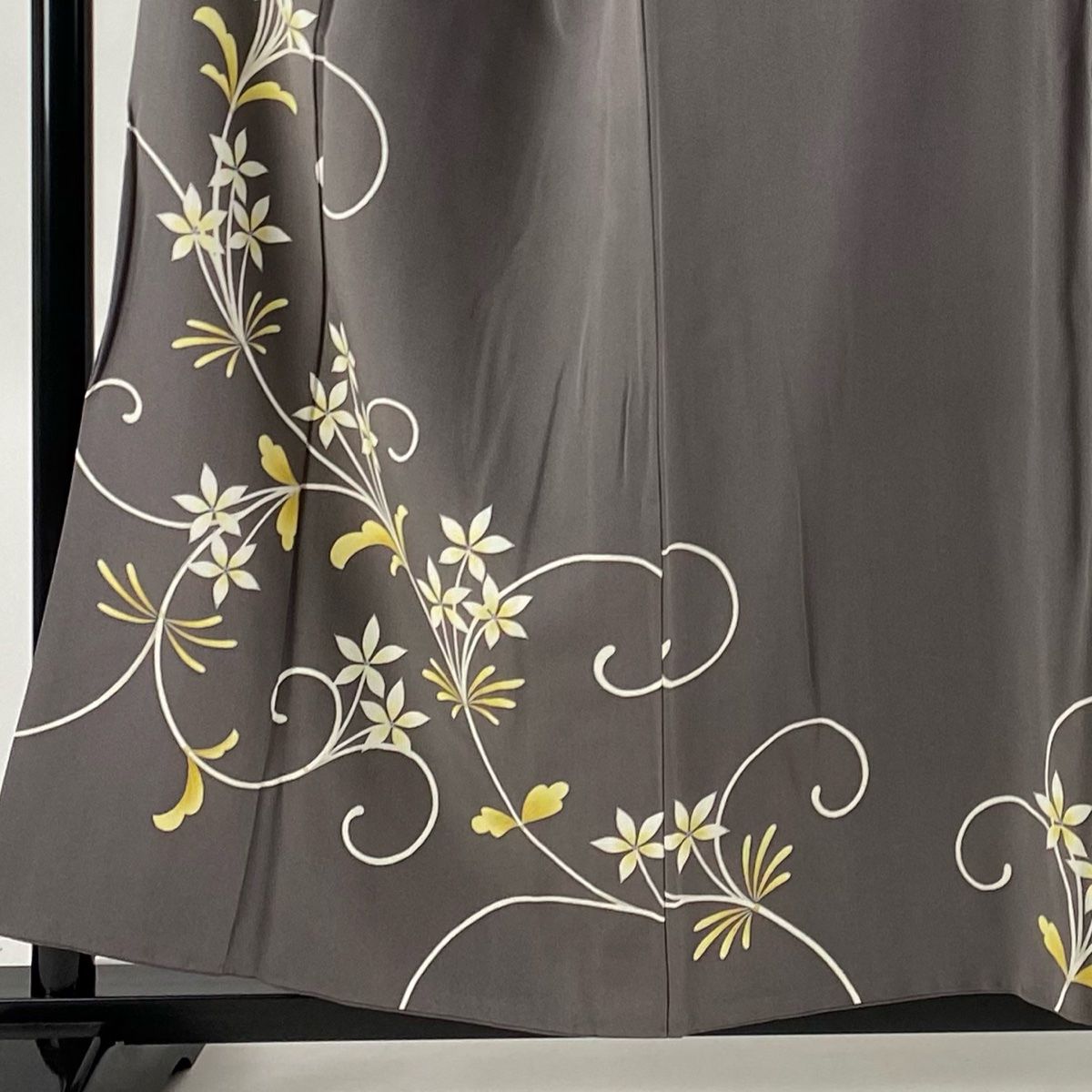 付下げ 身丈157cm 裄丈62cm S 袷 鬼島武司 落款 花唐草 灰色 正絹 名品  