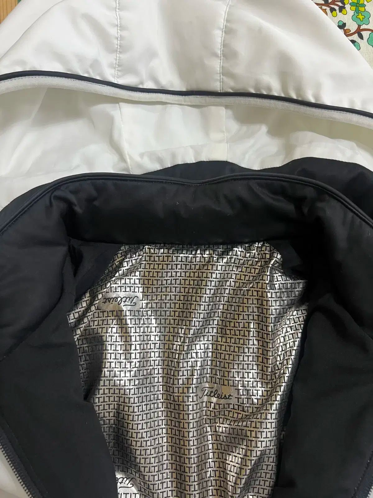 防風フード付きパディングジャンパー