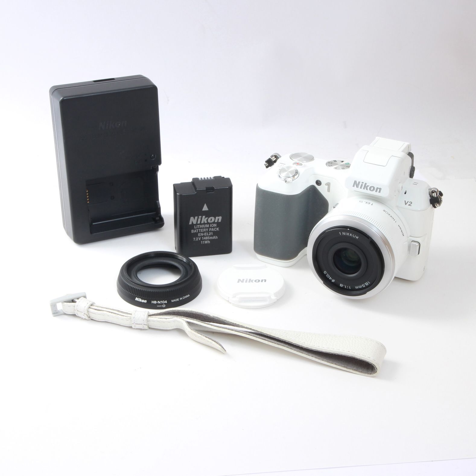 シャッター数2395回】NIKON ニコン Nikon1 V2 ホワイト + 18.5mm F1.8 