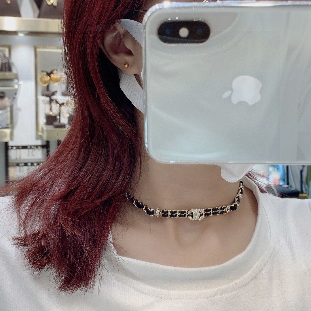 今日 Chanel シャネル 2025 年新モデル 皮紐ネックレス ブランドの Ch nel 文字付き 黒皮紐ネックレス 在庫 価格