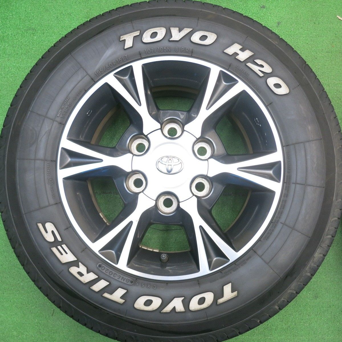 バリ溝！キレイ！9.5分☆トヨタ 200系 ハイエース 純正 OP 195/80R15