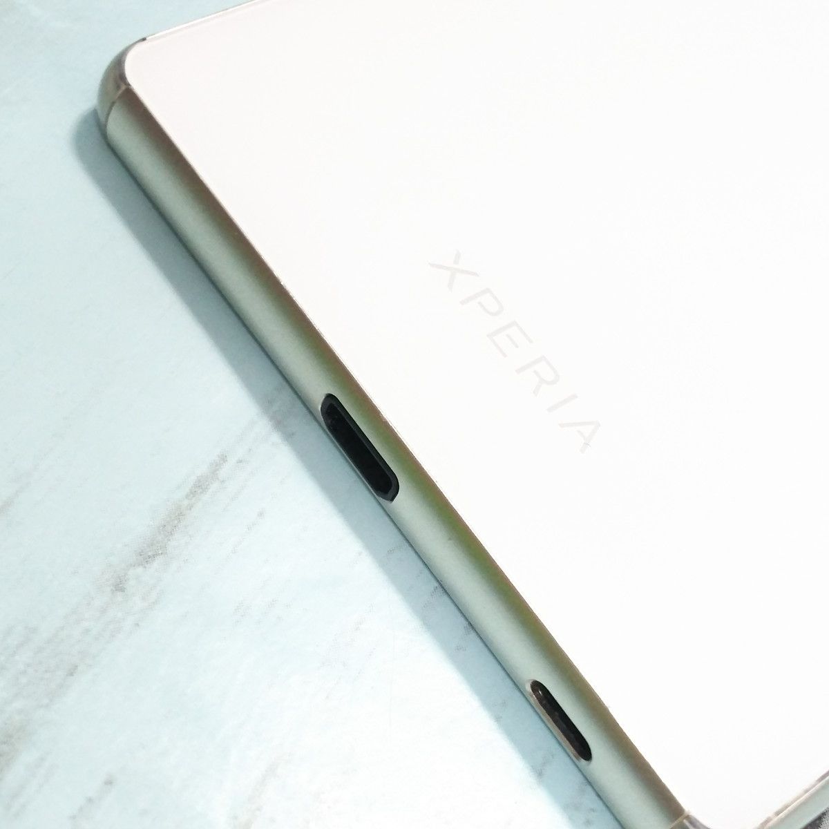 SONY au Xperia Z4 SOV31 White 本体 白ロム SIMロック解除済み SIM 