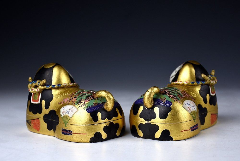 蔵C8927】時代 雛道具 『犬筥 犬張子 一対』 金箔極彩色 箱付 ひな祭り