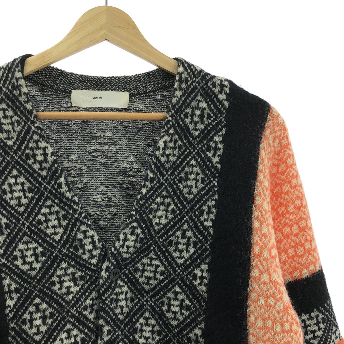 TOGA VIRILIS / トーガビリリース | モヘヤ ウール 総柄 Vネック