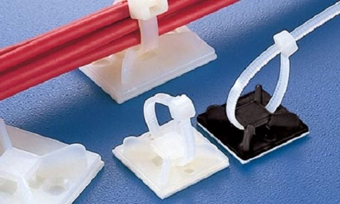 3営業日で発送 タイトン マウントベース 接着タイプ MB4A-B-L ｸﾛ 100ｺ