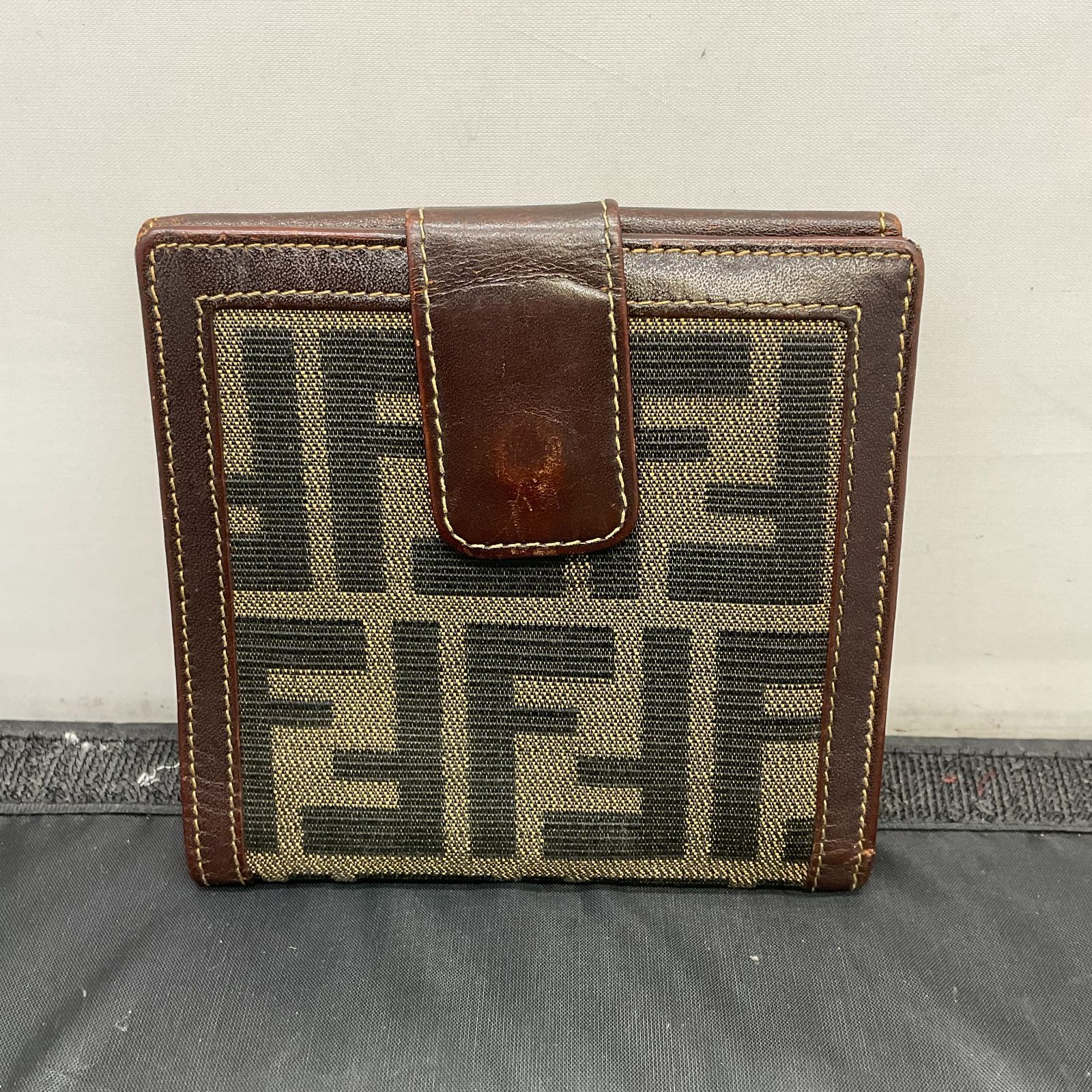 フェンディ 財布 ズッカ 二つ折り財布 B25091894