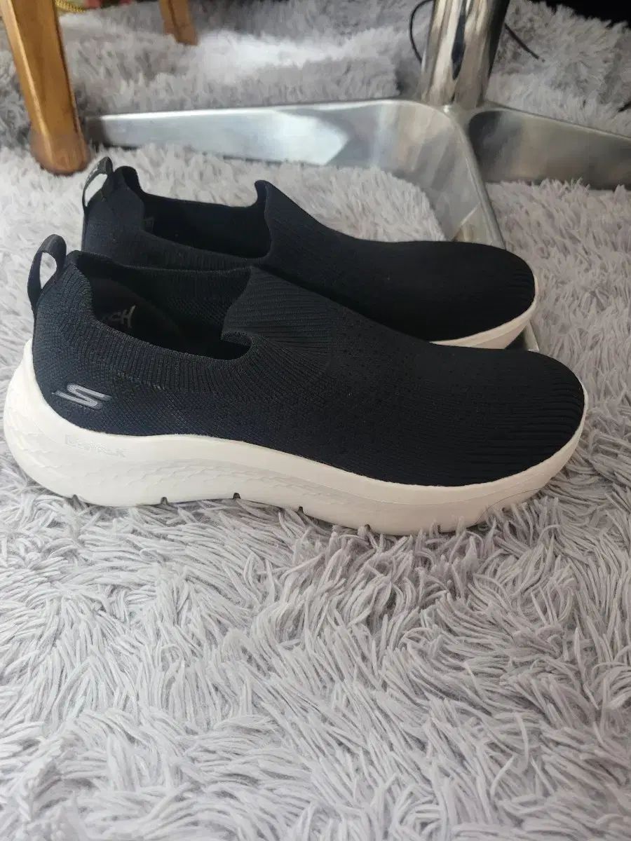 ほぼ SKECHERS