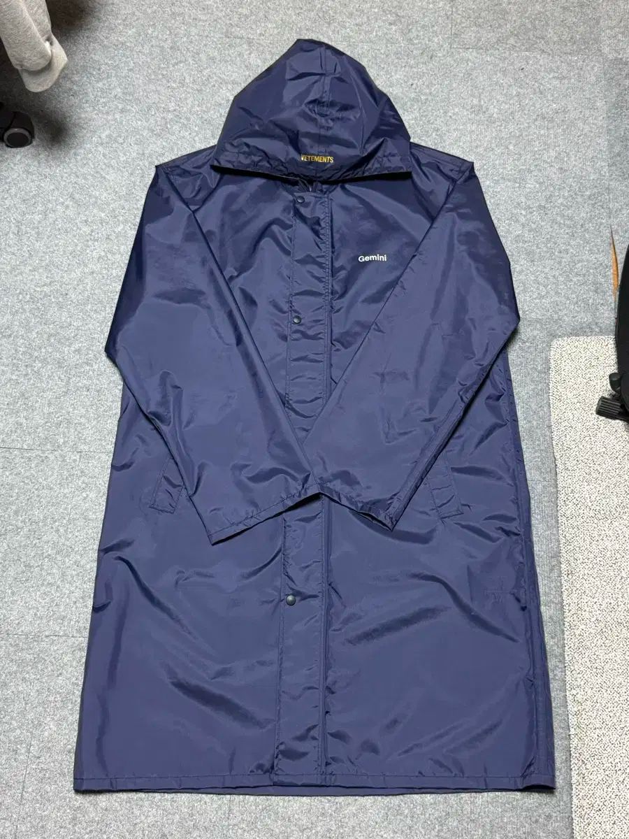 VETEMENTS レインコート 即発送 VETEMENTS／ヴェトモン】より19AW