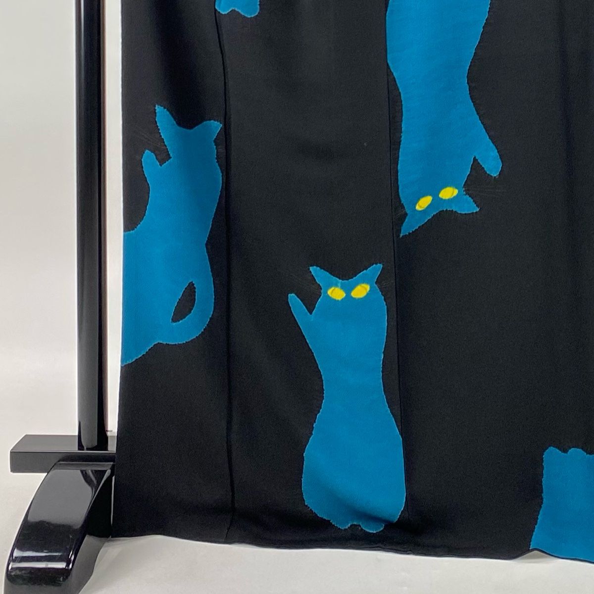小紋 身丈167.5cm 裄丈72cm L 袷 猫 絞り 縮緬 黒 正絹 逸品 【中古  