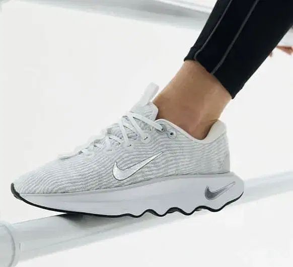 NIKE ナイキ ウィメンズ モティカ スニーカー