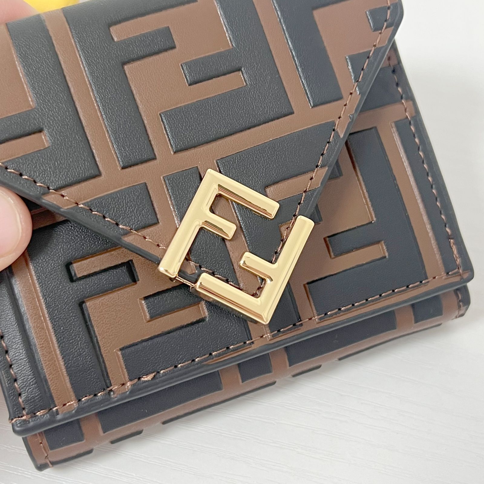 極美品✨フェンディ Fendi 財布 三つ折り ミディアム FF