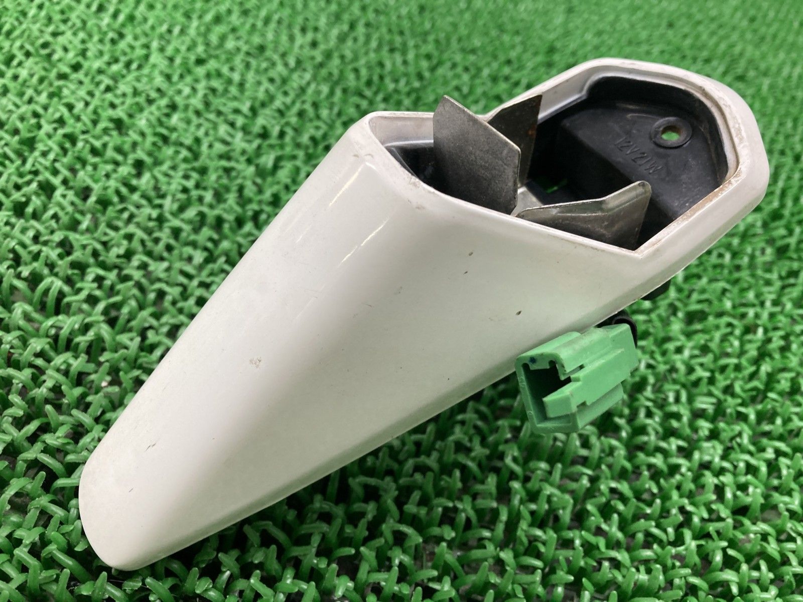 YAMAHA　TZR250　フロントウィンカー　　KITO　210-31431 TZR250 フロントウインカーベース 右 白 210-31431 ホンダ 純正