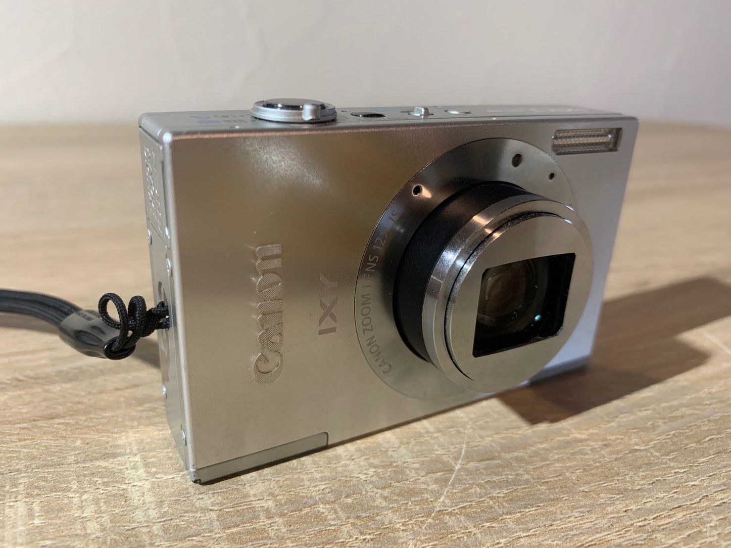 シルバー デジカメ