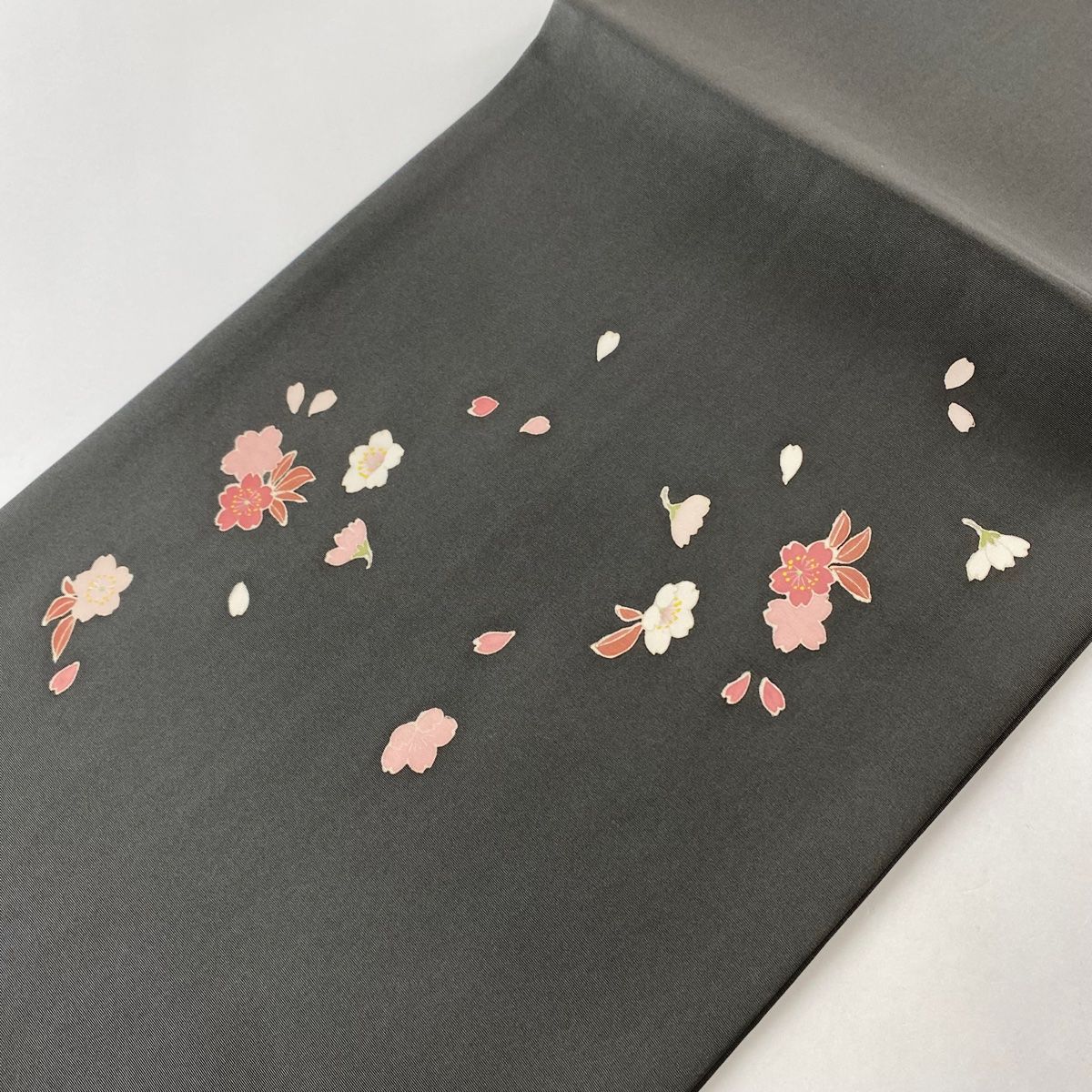 バイセル 着物 名品 名古屋帯 墨色 桜のはなびら 正絹 ☆☆☆☆ 名古屋帯 美品 秀品 八寸名古屋帯 松葉仕立て うさぎ 桜の花びら ピンク