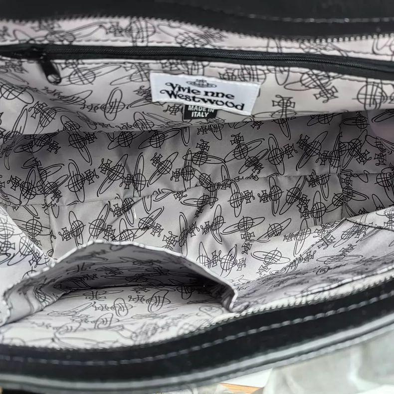 新品未使用 Vivienne Westwood ワキ下ハンドバッグ 大容量 横型