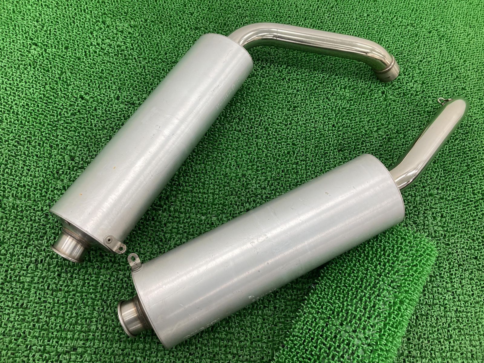 748 サイレンサーマフラー 左右 573.1.039.3A/574.1.039.3A ドゥカティ 純正 中古 573.1.039.3A 574.1.039.3A コケキズ無し 品薄 希少品
