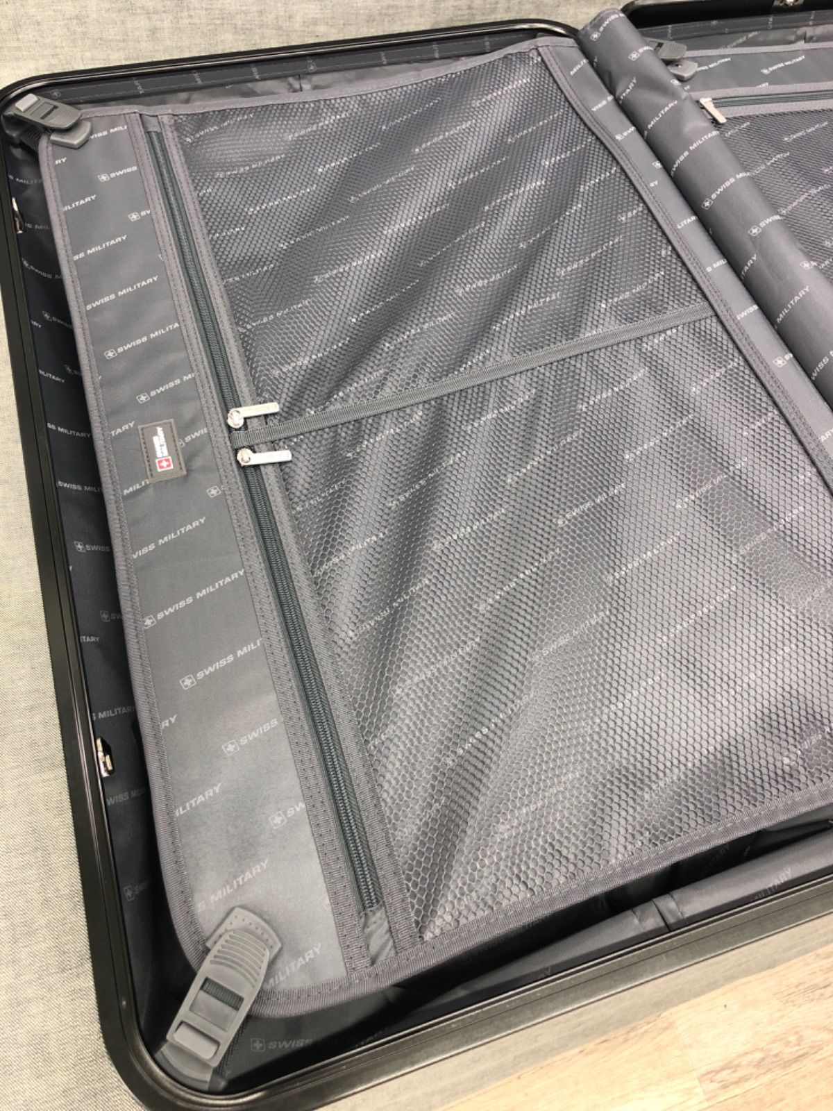 2F AY25100235 スイスミリタリー SM-I828 28in スーツケース チタン 105L MERCADOAVALIA_COM_BR